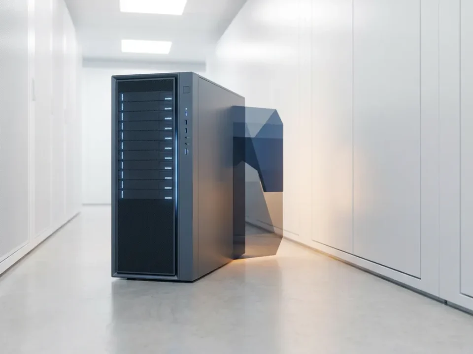 Serverrack in witte datacentergang met schaduwback-upunit op de achtergrond, verlicht door koel blauw-wit licht en warm amber accent.